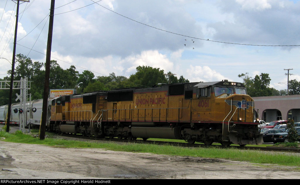 UP 4061 & 4283 lead a CSX train towards Bennett Yard